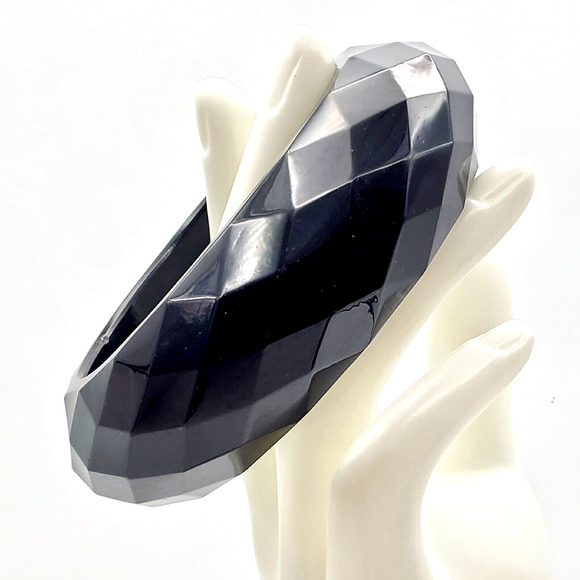 Black Faceted Acrylic Bangle Chunky Plastic Wide Glossy Bracelet Vintage 1970s - Picture 1 of 4